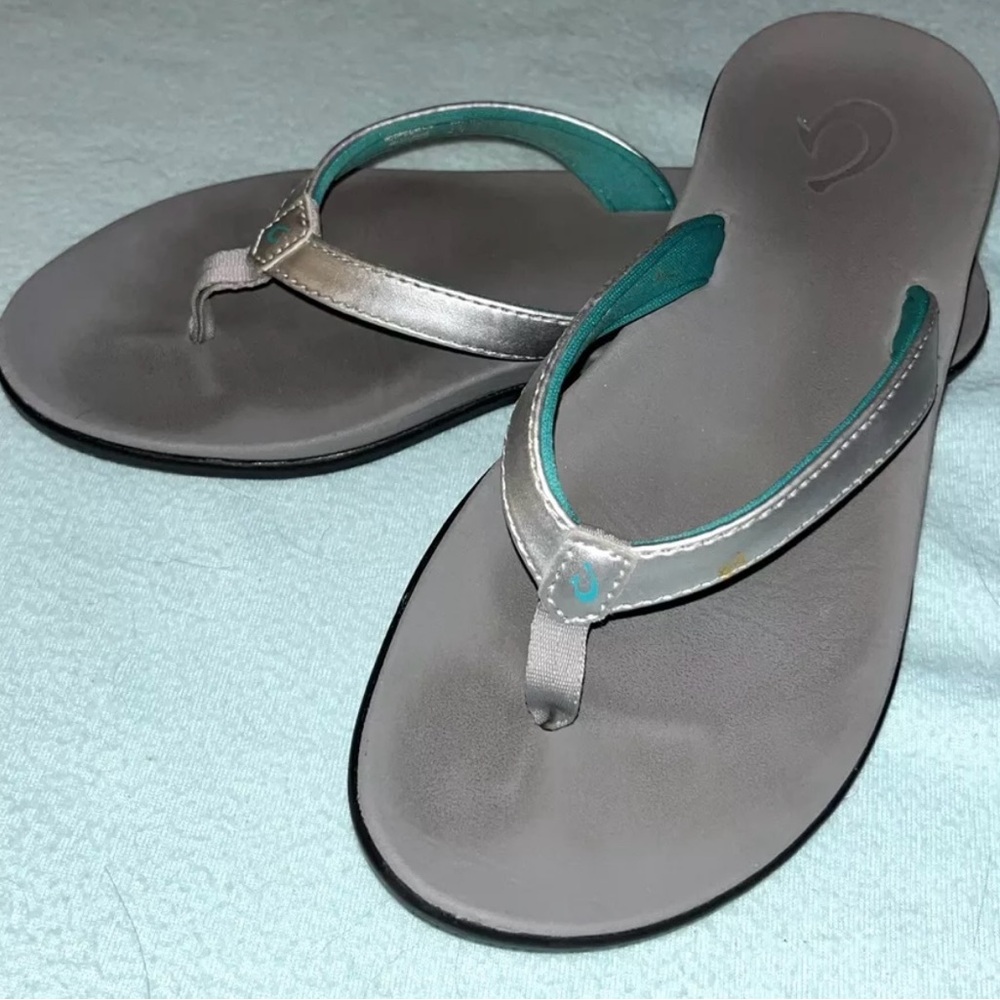 OLUKAI Girls Flip Flops Gray with Silver Straps US 5.5 EU36 Good Condition